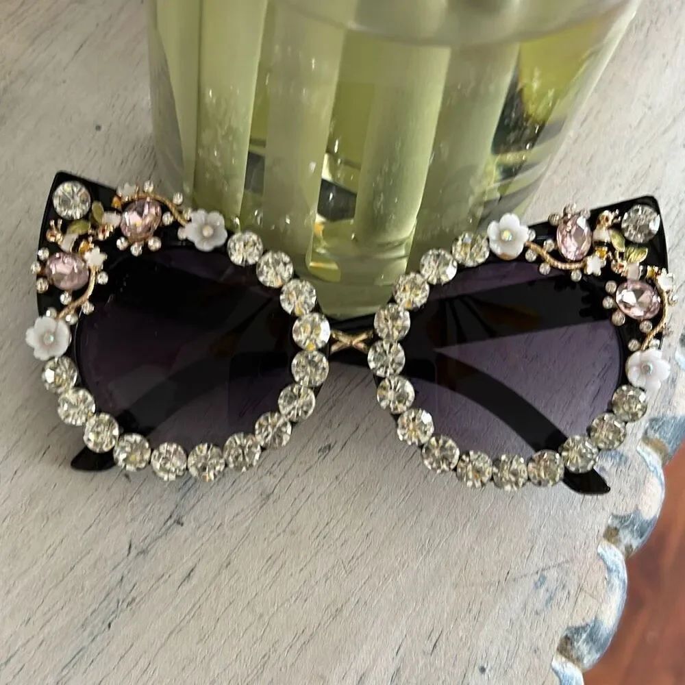 Rhinestone Bee cat eye sunglasses with flowers black